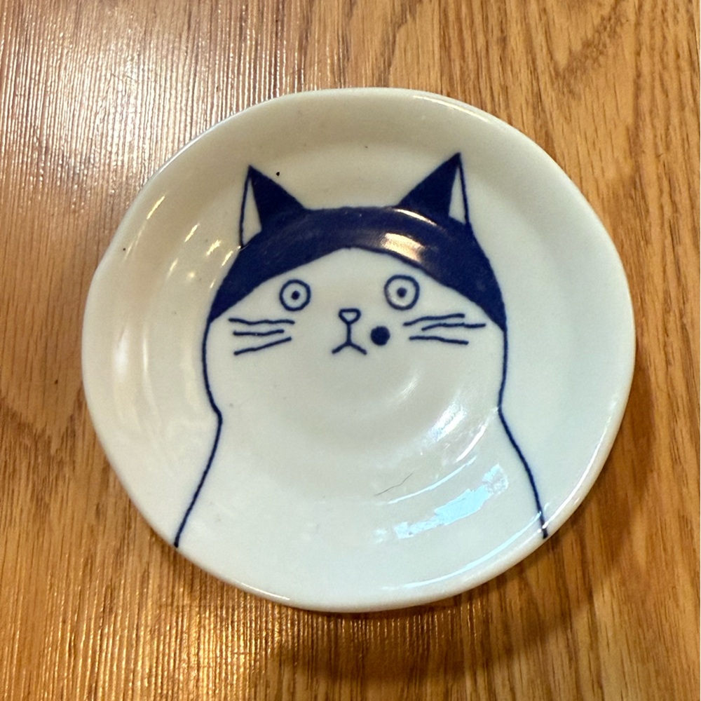 1 Qty Shichita Mino Yaki mini plate featuring the "Dora" cat design
